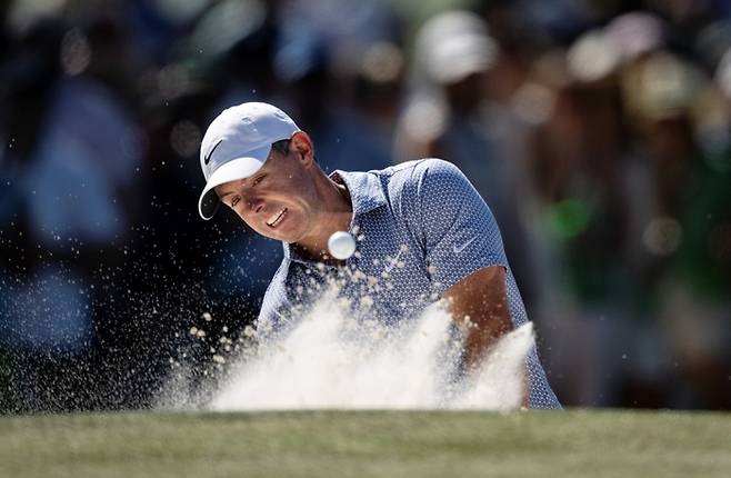 로리 매킬로이가 12일(한국시간) 미국 조지아주 오거스타 내셔널 골프클럽에서 열린 제90회 마스터스 토너먼트 3라운드에서 벙커 탈출을 시도하고 있다. 사진 | PGA투어