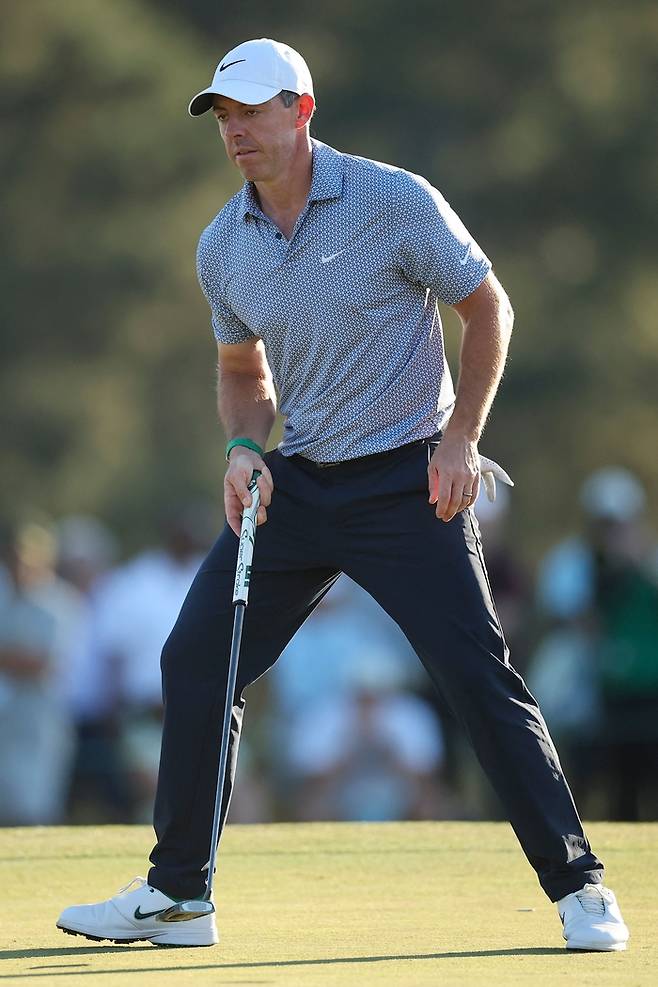 매킬로이가 12일(한국시간) 미국 조지아주 오거스타 내셔널골프클럽에서 열린 마스터스 토너먼트 3라운드 17번홀에서 파 세이브에 실패하자 크게 안타까워하고 있다. 사진 | AFP 연합뉴스