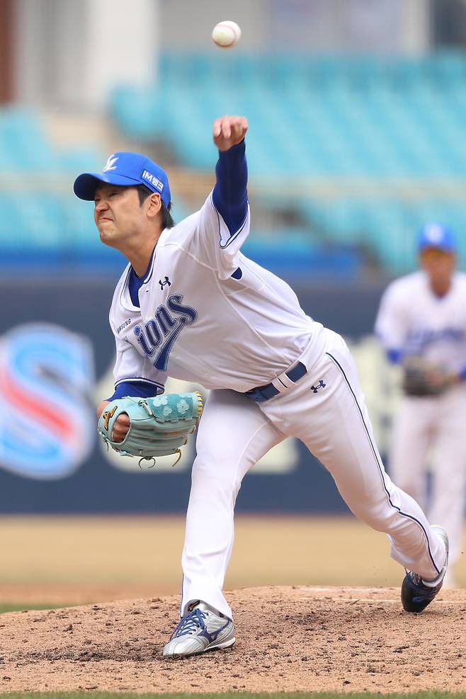 삼성 백정현이 24일 대구삼성라이온즈파크에서 열린 2026 KBO리그 시범경기 KIA전에서 5회초 등판해 역투하고 있다. 사진 | 삼성 라이온즈