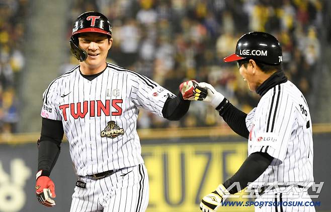 문보경 행운의 출루에 이어 오지환은 행운의 안타까지 나오자 미소 지었다.