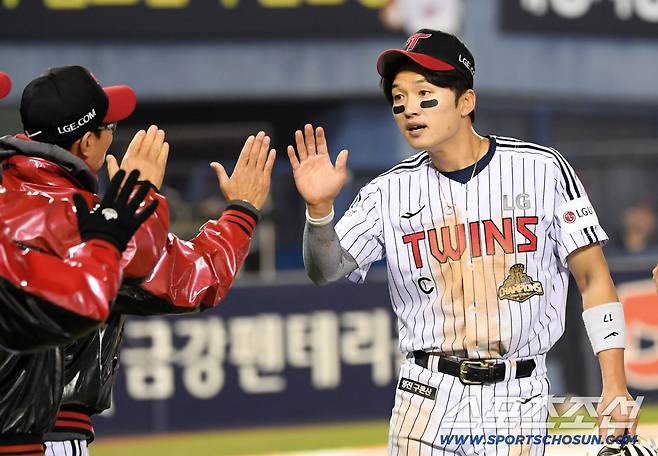 캡틴 박해민은 염경엽 감독과 하이파이브를 나눴다.