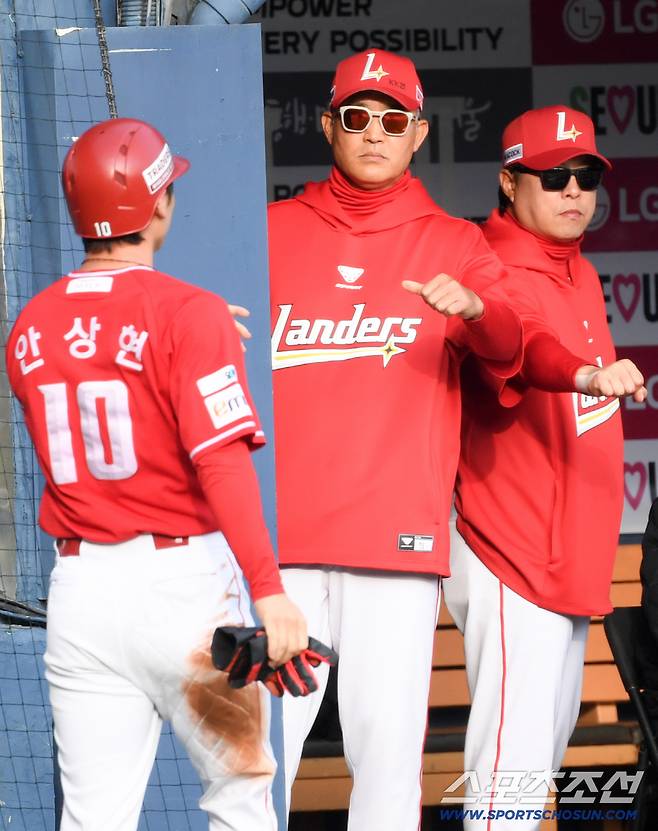 11일 잠실구장에서 열린 LG와 SSG의 경기. 이숭용 감독이 득점한 안상현을 반기고 있다. 잠실=박재만 기자 pjm@sportschosun.com/2026.04.11/