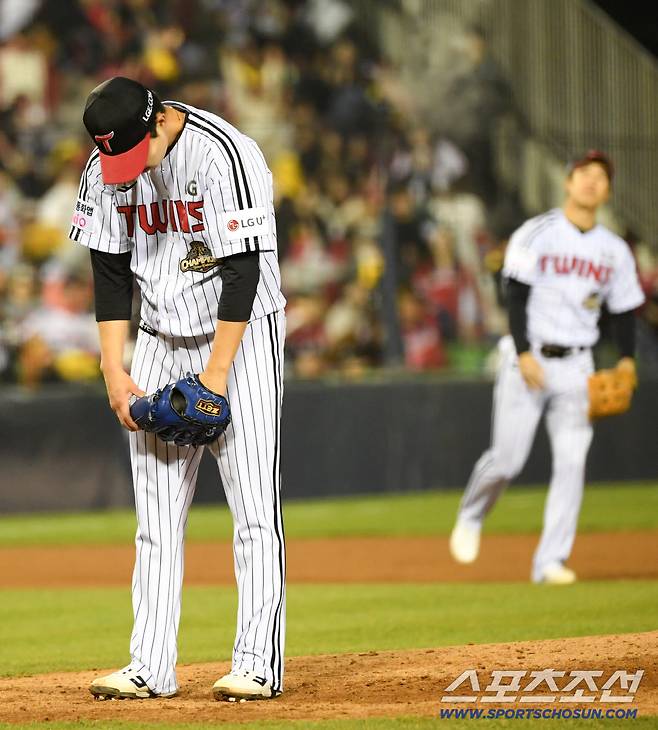 가슴 졸였던 승부를 마친 유영찬은 긴장이 갑자기 풀렸다.