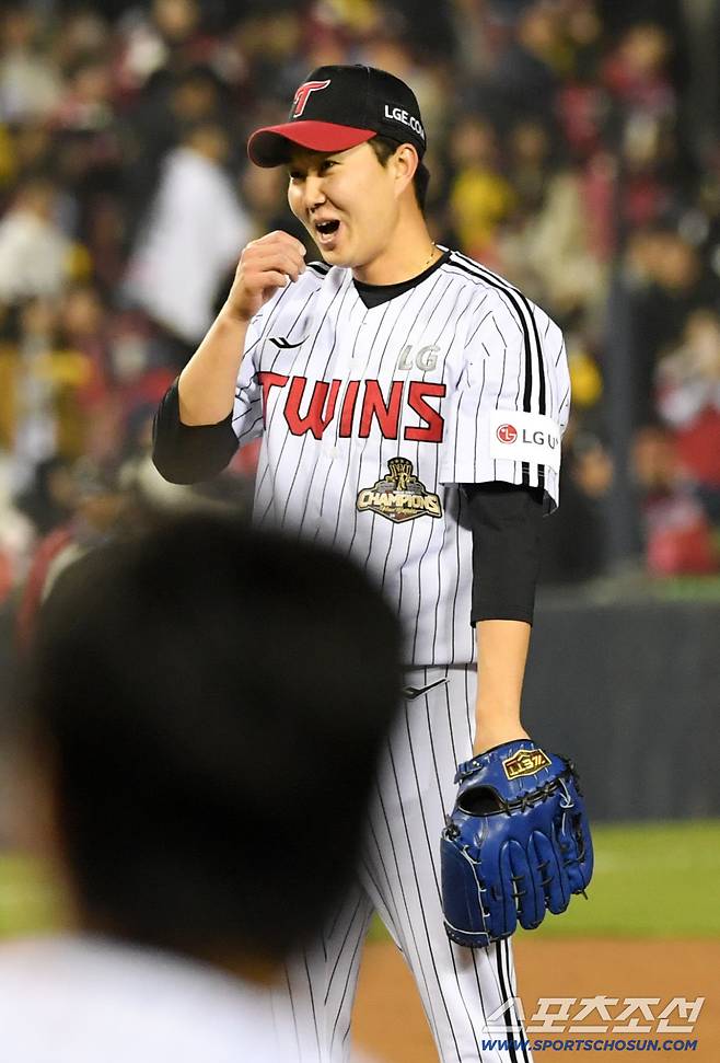 1점 차 짜릿한 세이브를 거둔 뒤 미소.