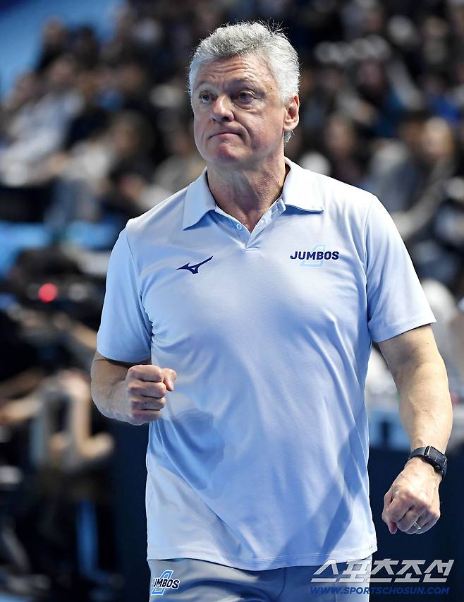 10일 인천 계양체육관에서 열린 배구 V리그 남자부 챔피언결정전 5차전 현대캐피탈과 대한항공의 경기. 득점에 기뻐하는 대한항공 헤난 감독. 인천=송정헌 기자songs@sportschosun.com/2026.04.10/