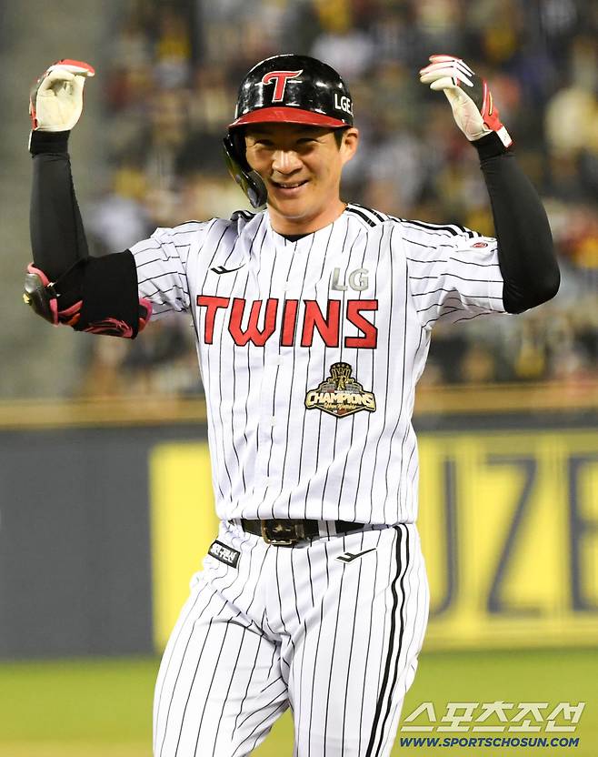 11일 잠실구장에서 열린 LG와 SSG의 경기. LG 오지환이 안타를 날린 뒤 환호하고 있다. 잠실=박재만 기자 pjm@sportschosun.com/2026.04.11/