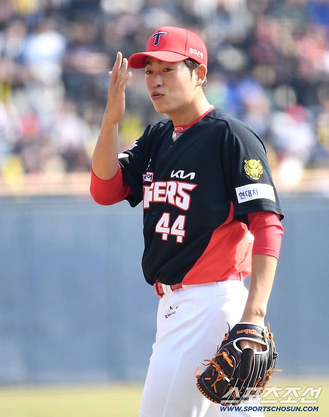 22일 잠실구장에서 열린 KBO리그 두산과 KIA의 시범 경기. 투구를 마치고 포수와 대화를 나누는 KIA 이태양. 잠실=송정헌 기자songs@sportschosun.com/2026.03.22/