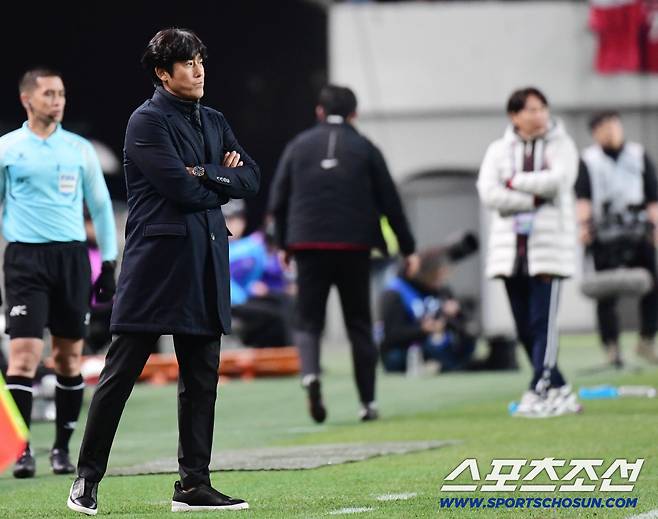 4일 서울월드컵경기장에서 아시아축구연맹(AFC) 챔피언스리그 엘리트(ACL) 4차전 FC 서울과 청두 룽청의 경기가 열렸다. 경기 지켜보는 청두 서정원 감독과 FC서울 김기동 감독. 상암=송정헌 기자 songs@sportschosun.com/2025.11.04/