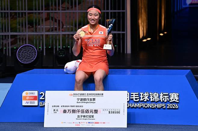 Gold medallist South Korea's An Se-young celebrates on the podium during the award ceremony for the women's singles final match at the Badminton Asia Championship in Ningbo, eastern China's Zhejiang province on April 12, 2026. (Photo by CN-STR / AFP) / China OUT







<저작권자(c) 연합뉴스, 무단 전재-재배포, AI 학습 및 활용 금지>