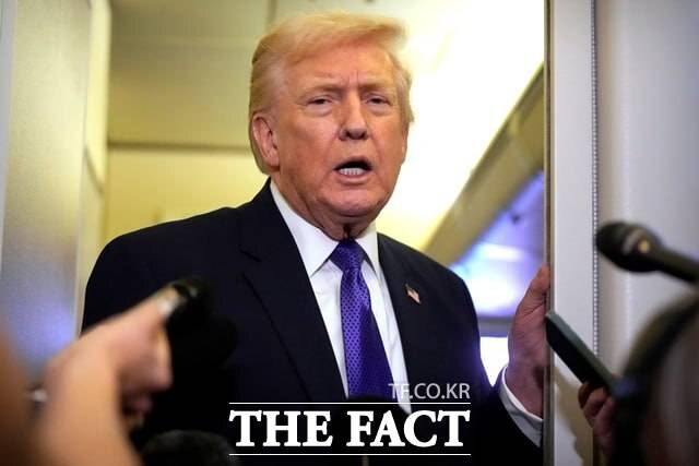 트럼프 대통령은 12일(현지시간) 자신이 운영하는 소셜미디어 트루스소셜을 통해 "미 해군이 호르무즈 해협에 진입하거나 떠나려는 모든 선박을 봉쇄하는 절차를 즉시 시작할 것"이라고 밝혔다. /뉴시스, AP
