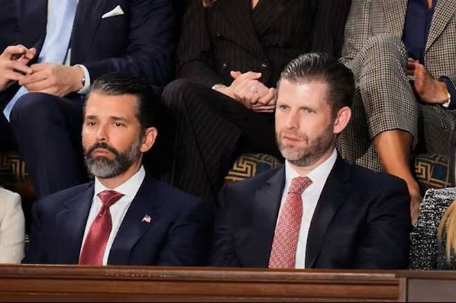 도널드 트럼프 대통령의 장남 트럼프 주니어(왼쪽)와 차남 에릭 트럼프. AP 연합뉴스