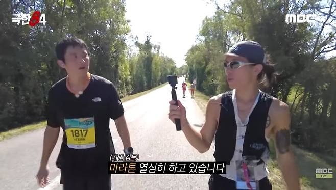 방송인 기안84(왼쪽)와 그를 찍는 마라토너 출신 촬영 감독./유튜브