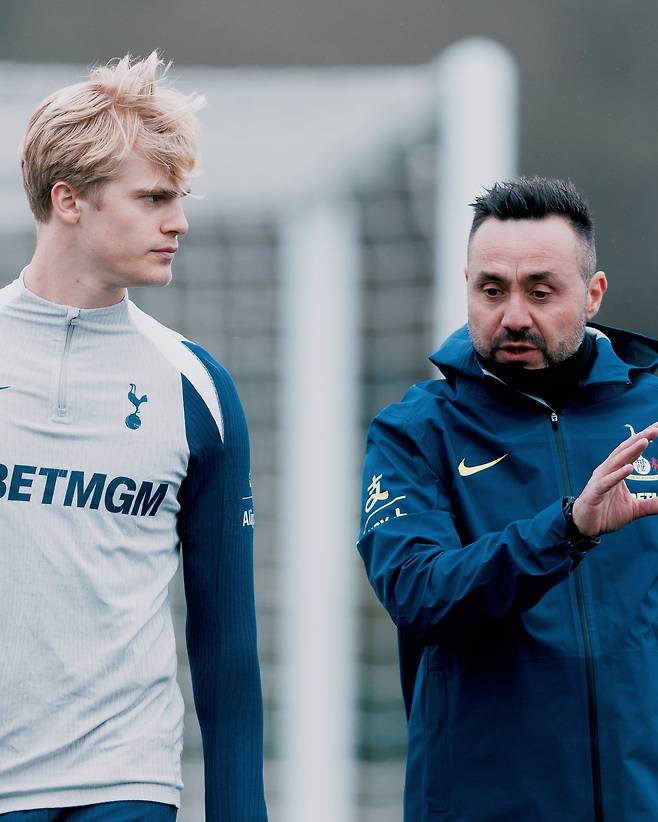 토트넘 감독 부임 후 루카스 베리발과 대화하고 있는 데 제르비 감독./토트넘 페이스북