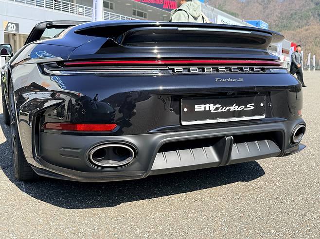 포르셰 911 터보 S 카브리올레의 후면부./이윤정 기자