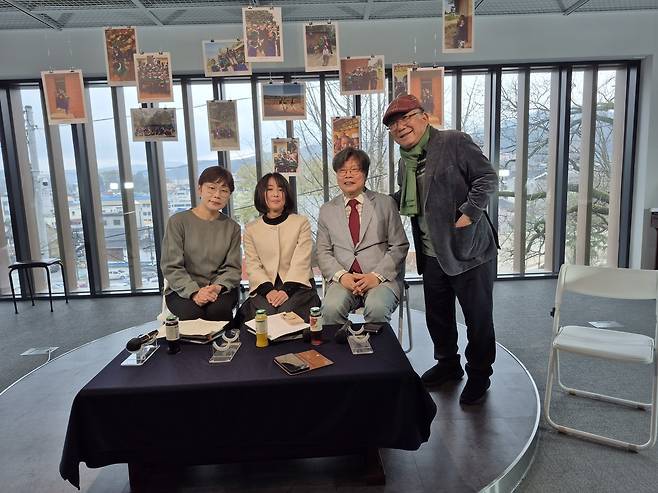 10일 오후 충남 공주시 나태주풀꽃문학관에서 열린 '꽃을 보듯, 너를 본다' 100만부 판매 기념식. 북토크를 벌인 나태주 시인, 유성호 한양대 교수, 번역자 쿠로가와 세이코 씨, 통역자 한 유키코 씨(오른쪽부터). 지명훈 기자