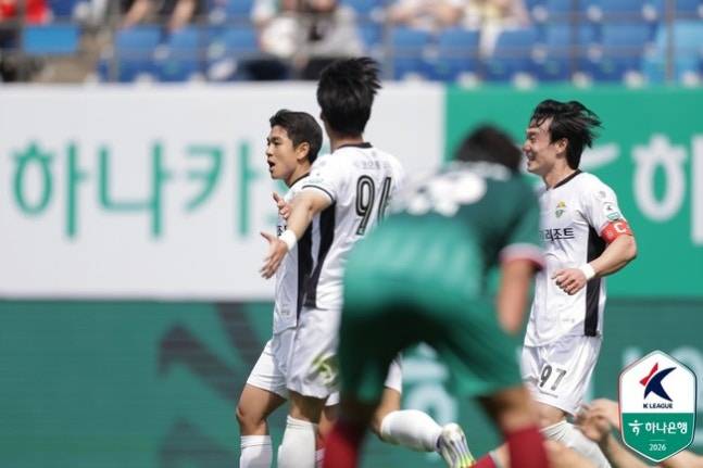 대전하나시티즌이 12일 대전월드컵경기장에서 열린 하나은행 K리그1 2026 7라운드에서 강원FC에 0대 2로 패했다. 사진은 경기 중인 선수들의 모습. 한국프로축구연맹 제공