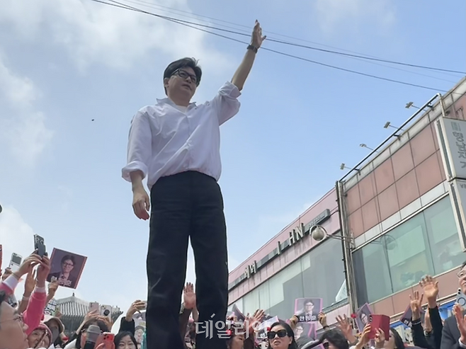 한동훈 전 국민의힘 대표가 11일 수원 팔달문 인근의 전통시장에서 연설을 하고 있다. ⓒ데일리안 오수진 기자
