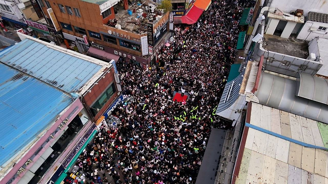 11일 한동훈 전 국민의힘 대표가 방문한 수원 팔달문 인근 시장에 약 3만명(한 전 대표 측 추산)이 운집했다. ⓒ한동훈 전 국민의힘 대표 측