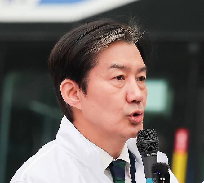 조국 조국혁신당 대표가 지난 6일 오전 서울 종로구 광화문광장 이순신 동상 앞에서 열린 최고위원·의원단 연석회의에서 발언하고 있다. 2026.4.6 . 뉴스1