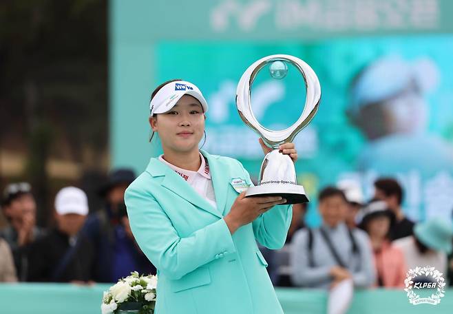 김민솔이 12일 경북 구미의 골프존카운티 선산에서 열린 KLPGA 투어 iM금융오픈 대회에서 우승 트로피를 들고 기념 촬영하고 있다. 2026.4.12. KLPGA 제공