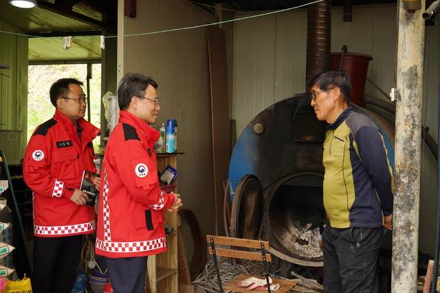 박은식(가운데) 산림청장이 지난 11일 충남 공주 일대 화목보일러 사용 가구를 방문해 사용 실태를 점검하고 있다. 산림청 제공.
