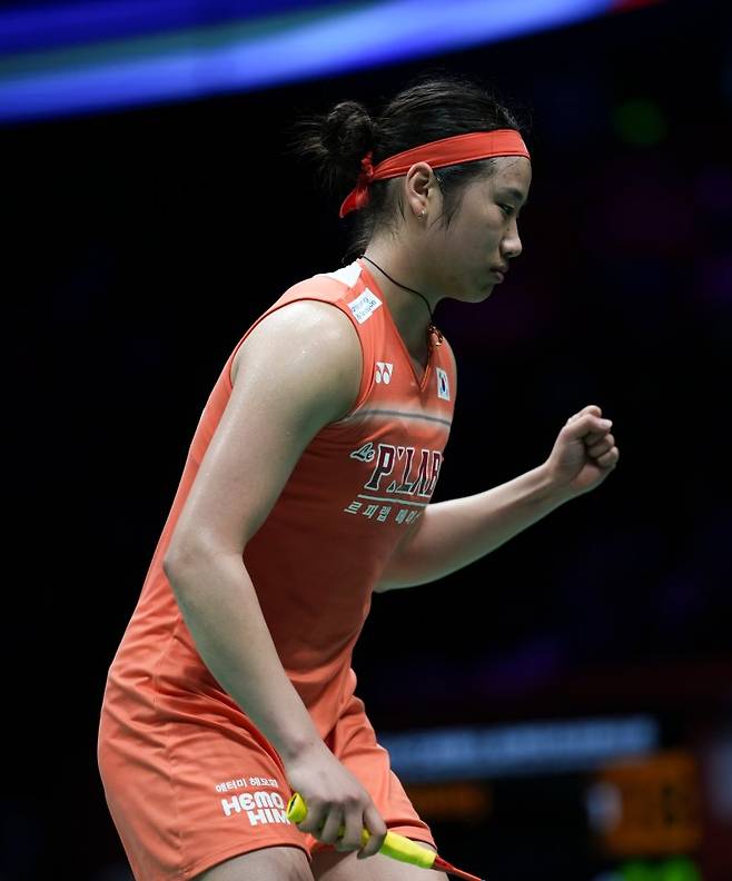 안세영(1위)이 8일(현지 시간) 중국 닝보 올림픽 스포츠 센터에서 열린 2026 아시아배드민턴선수권대회 여자 단식 8강전에서 미야자키 도모카(9위·일본)와 경기하고 있다. 안세영이 2-0(21-16 21-10)으로 승리하고 4강에 올라 심유진(15위)과 결승 진출을 다툰다.뉴시스
