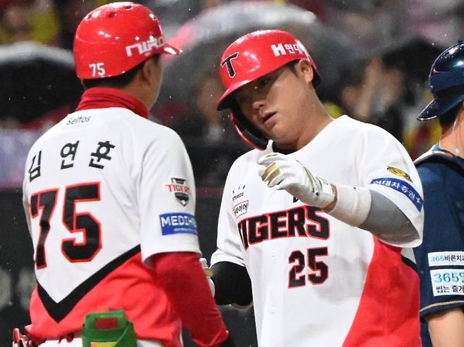광주-기아챔피언스필드에서 열린 2026 신한 SOL KBO리그 NC다이노스 대 KIA타이거즈의 경기, 8회 말 KIA타이거즈 한준수가 정규시즌 1호 홈런을 날리고 김연훈 코치와 하이파이브를 하고 있다.뉴시스