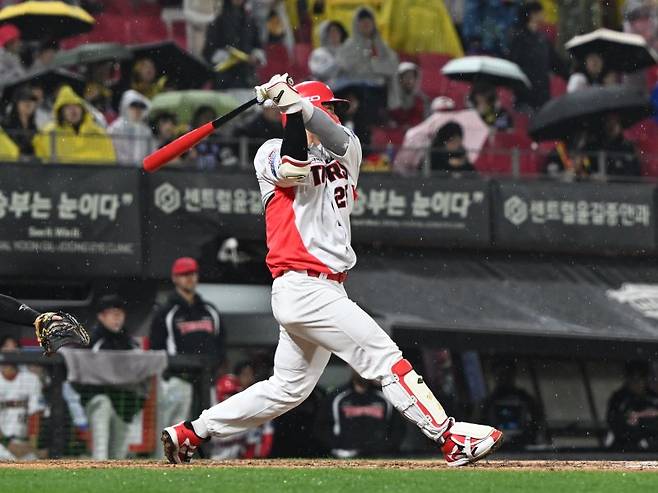 광주-기아챔피언스필드에서 열린 2026 신한 SOL KBO리그 NC다이노스 대 KIA타이거즈의 경기, 8회 말 KIA타이거즈 한준수가 정규시즌 1호 홈런을 날리고 있다.뉴시스