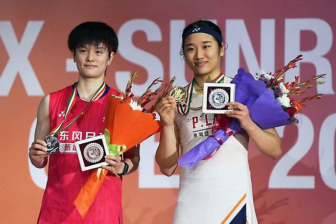 안세영(1위, 오른쪽)이 18일(현지 시간) 인도 뉴델리에서 열린 2026 세계배드민턴연맹(BWF) 월드투어 슈퍼 750 인도오픈 여자 단식 정상에 올라 금메달을 들고 왕즈이와 함께 포즈를 취하고 있다.뉴시스