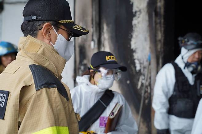 12일 김승룡 소방청장이 전남 완도 수산물 가공공장 화재 현장을 찾아 피해 상황을 점검하고, 순직 소방공무원에 대한 사고 경위를 보고받고 있다. 소방청 제공