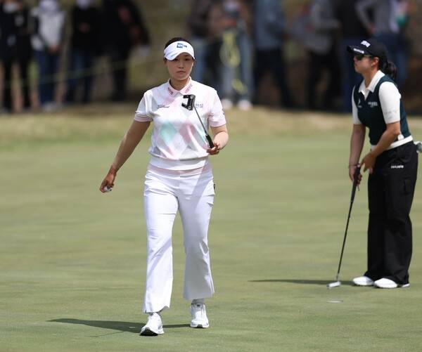 2026년 한국여자프로골프(KLPGA) 투어 iM금융오픈 우승을 차지한 루키 김민솔 프로와 챔피언조에서 경쟁한 마다솜 프로가 최종라운드에서 경기하는 모습이다. 사진제공=KLPGA (사진을 무단으로 사용하지 마십시오.)