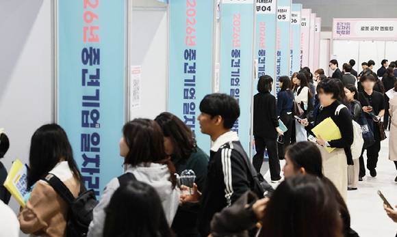 31일 서울 서초구 aT 센터에서 열린 2026년 중견기업 일자리박람회에서 구직자들이 각 기업의 부스를 둘러보고 있다. 2026.3.31 [사진=연합뉴스]