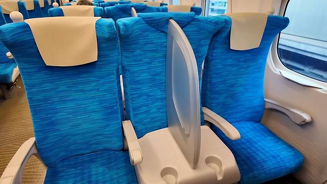 일본 신칸센의 비즈니스실 좌석. 중간에 칸막이가 설치돼 있다. 사진 코레일