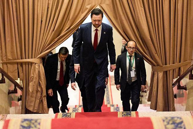 현지시간 11일 JD밴스 미국 부통령이 이란과의 협상에 앞서, 협상을 중재한 파키스탄의 셰바즈 샤리프 총리와 만나기 위해 입장하고 있다. 로이터=연합뉴스