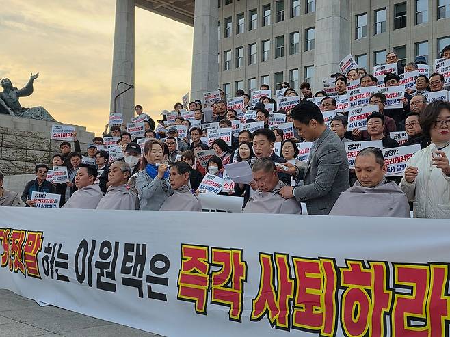 12일 오후 서울 여의도 국회에서 민주당 안호영 의원 지지자들이 정청래 대표와 이원택 의원을 규탄하며 삭발식을 하고 있다. 이찬규 기자