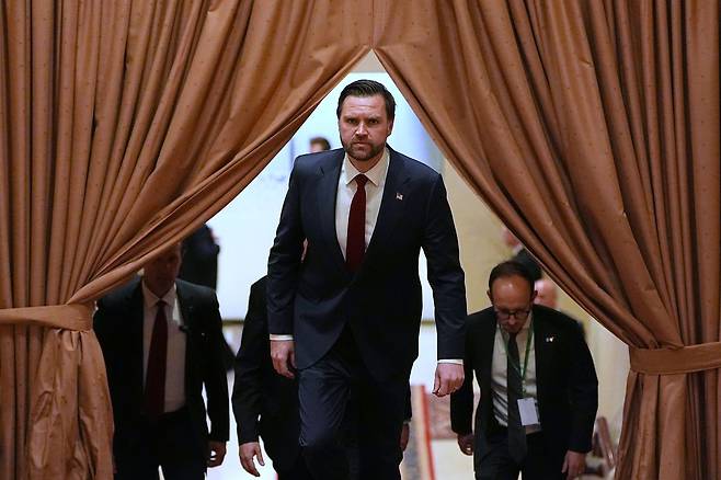 JD밴스 미국 부통령이 11일(현지시간) 이란과의 협상에 앞서 협상을 중재한 파키스탄 총리와의 회담을 위해 회담장에 입장하고 있다. AP=연합뉴스