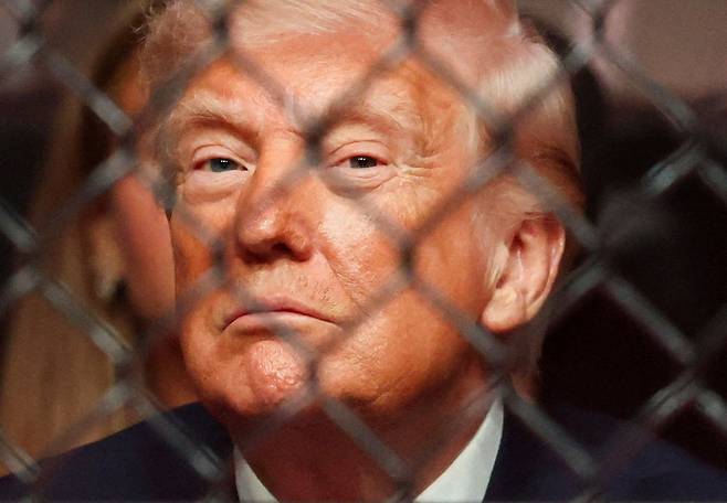 도널드 트럼프 미국 대통령이 11일(현지시간) 플로리다 마이애미에서 열린 UFC 대회를 참관하고 있다. 로이터=연합뉴스