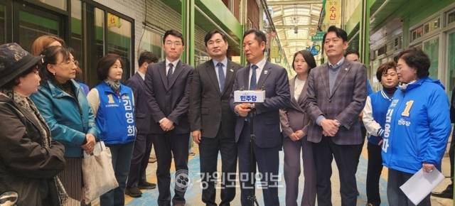 ▲ 정청래 더불어민주당 당대표가 12일 오전 ‘국민 곁으로! 현장 속으로’ 강원 민생현장 방문의 일환으로 인제 북면 원통전통시장을 찾아 민심 공략에 나섰다. 이동명 기자