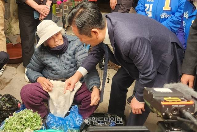 ▲ 정청래 더불어민주당 당대표가 12일 오전 ‘국민 곁으로! 현장 속으로’ 강원 민생현장 방문의 일환으로 인제 북면 원통전통시장을 찾아 민심 공략에 나섰다.  어르신이 운영하는 노점에서 나물을 구입하고 있다. 이동명 기자