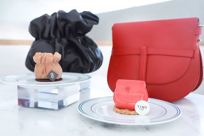 한섬의 패션 브랜드 타임은 지난 10일 핸드백 신제품을 본떠 만든 초콜릿 디저트를 출시했다. /사진=한섬