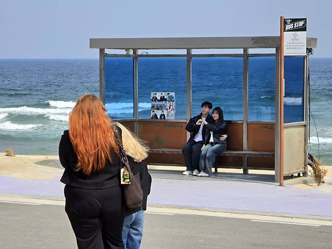 BTS가 2017년 발매한 'You Never Walk Alone' 앨범 커버를 촬영한 장소인 강원 강릉시 주문진 'BTS 버스정류장'에 BTS의 공연을 보러왔던 폴란드 싱가포르 등 외국인 관광객의 발길이 이어지고 있다. /사진=연합뉴스