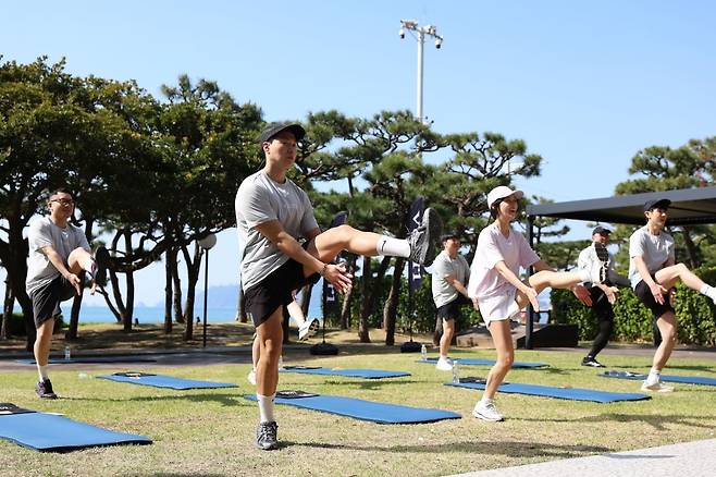 지난 2일 부산 해운대 파라다이스 호텔. 소셜 웰니스 프로그램 참가자들이 야외 가든에서 준비 운동을 하고 있다. 사진=파라다이스