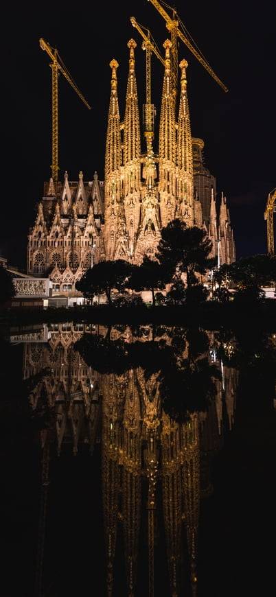 사그라다 파밀리아 야경. 입장료 수입과 기부금만으로 공사비를 충당하는 '속죄 성당'이다. 정부 보조금을 한 번도 받은 적이 없다. ⓒgettyimages