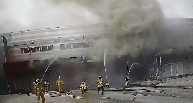 12일 오전 8시25분쯤 완도군 군외면 한 수산물 가공업체 내 냉동창고에서 불이 났다. 독자 제공