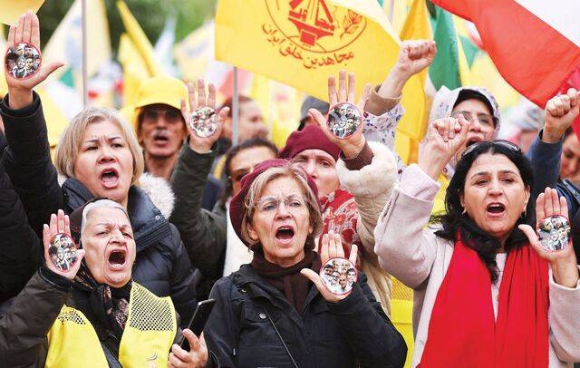 프랑스 파리 트로카데로 광장에 모인 시위대가 11일(현지시간) 중동 전쟁의 종식과 함께 이란 내 민주주의와 자유를 촉구하는 집회를 열고 있다. 최근 이란에서 처형당한 반체제 인사들의 사진이 손에 붙어 있다. 독재적 정권과 전 세계적인 민주주의 퇴보가 전쟁의 문턱을 낮추고 있다는 분석이 제기된다. 로이터연합뉴스