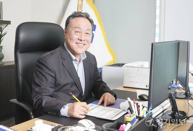 시석중 경기도신용보증재단 이사장이 경기일보와의 인터뷰에서 재단의 앞으로의 계획에 대해 밝히고 있다. 홍기웅기자