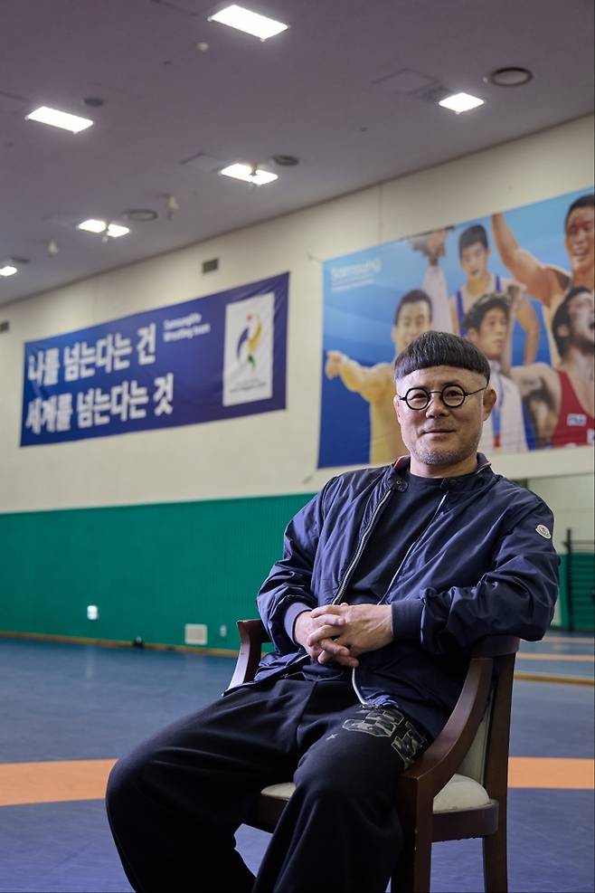 박장순 스포츠안전재단 이사장이자 삼성생명 레슬링단 감독이 경기도 용인시에 위치한 삼성트레이닝센터 레슬링장에서 포즈를 취하고 있다. 삼성생명