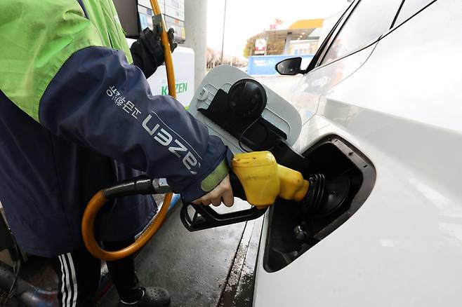 3차 석유 최고가격제 시행을 하루 앞둔 9일 광주 서구 한 주유소에서 직원이 차량에 주유하고 있다. [연합뉴스]