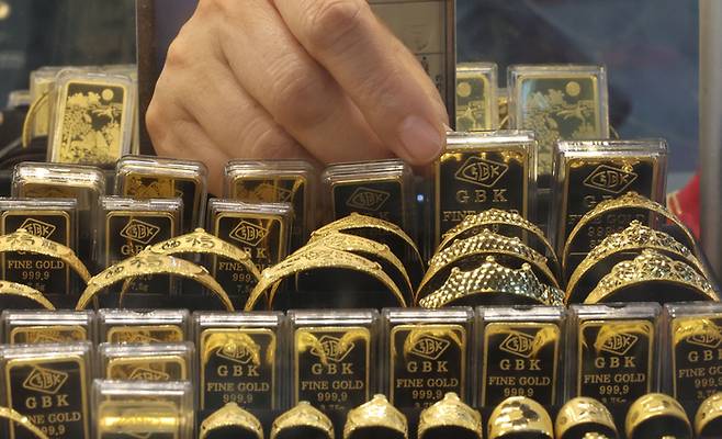 서울 시내 금은방에서 골드바가 진열된 모습. [이승환 기자]
