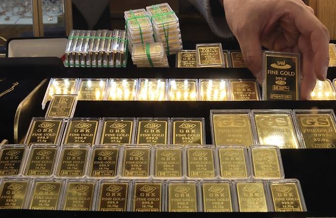 서울시내 한 금은방에 직원이 골드바를 들어보이고 있다. [한주형 기자]